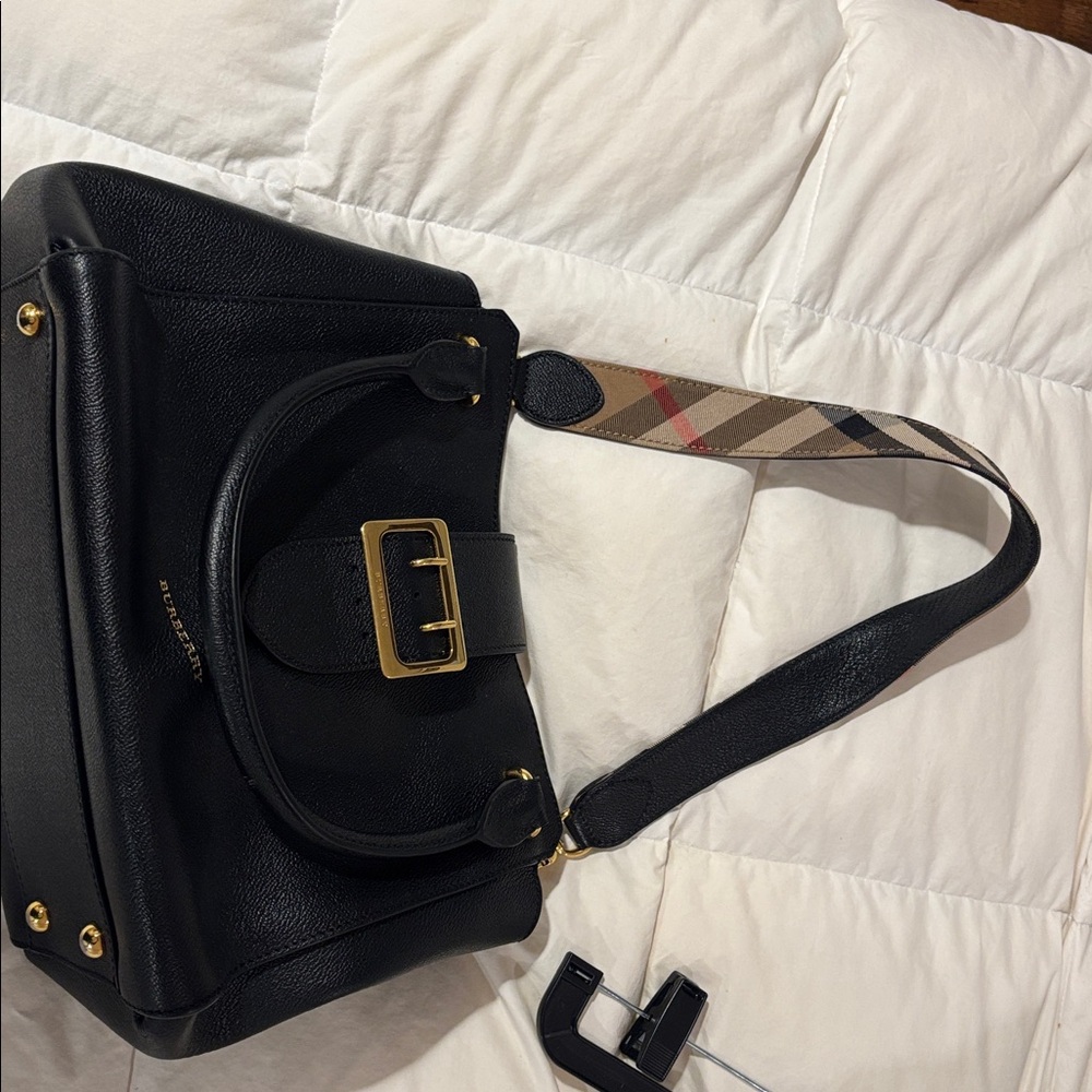Burberry Black Leather Shoulder Bag with Gold Buckle - Picture 6 of 6